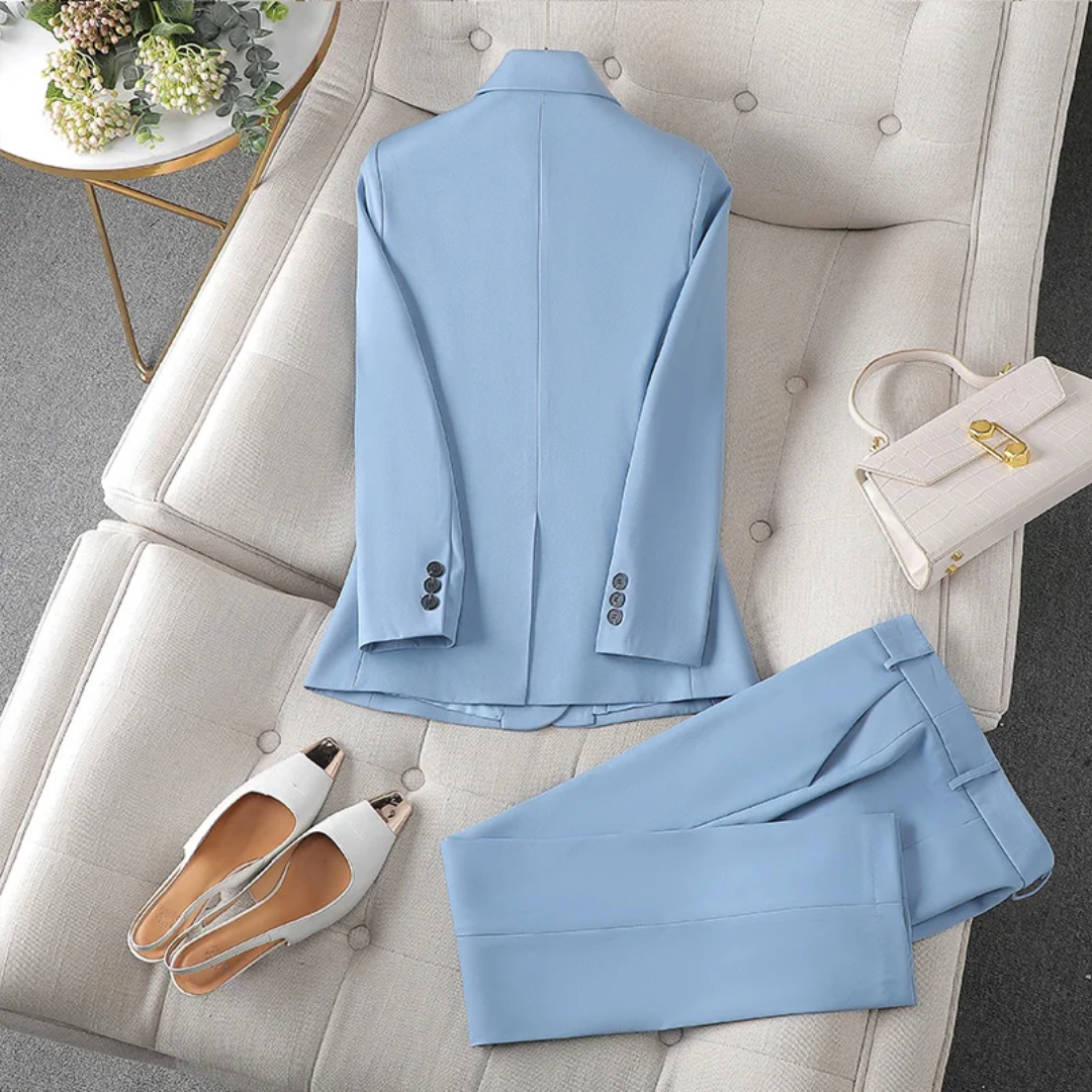 Ensemble tailleur femme bleu ciel avec veste blazer et pantalon habillé