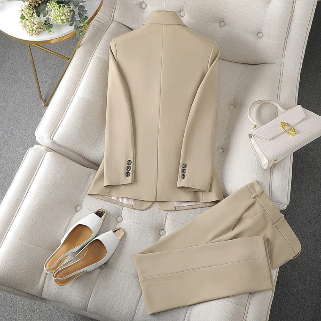 Ensemble tailleur femme bleu ciel avec veste blazer et pantalon habillé