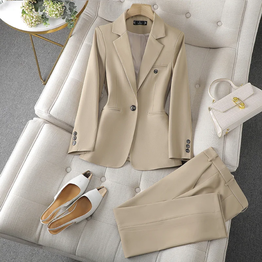 Ensemble tailleur femme bleu ciel avec veste blazer et pantalon habillé