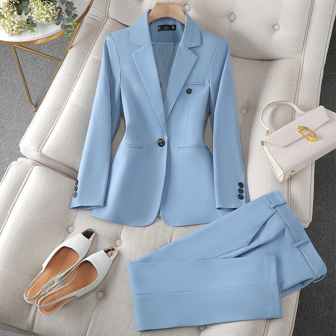 Ensemble tailleur femme bleu ciel avec veste blazer et pantalon habillé