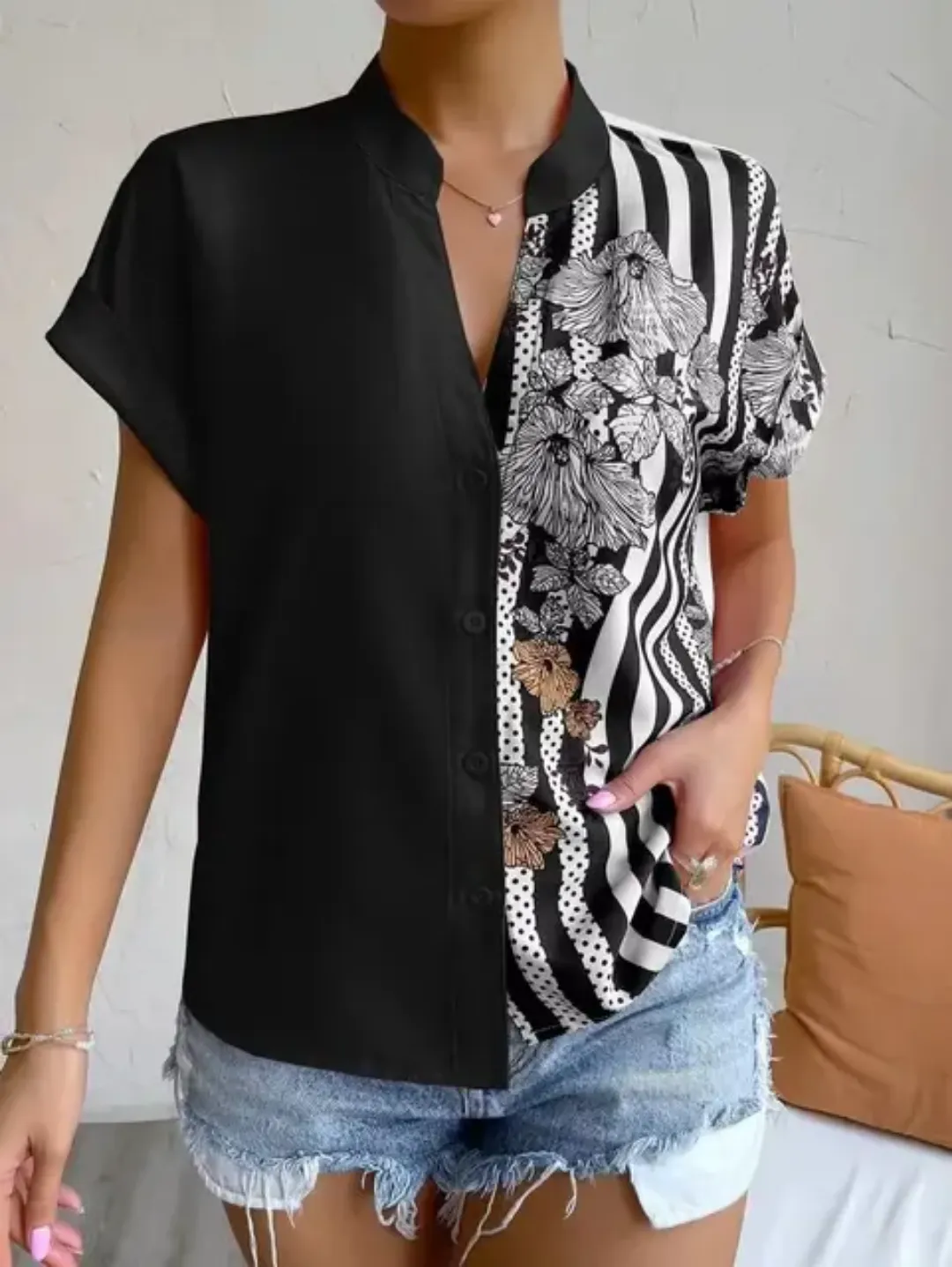 Chemise Femme Élégante Rouge à Motifs Rayures et Fleurs – Manches Courtes