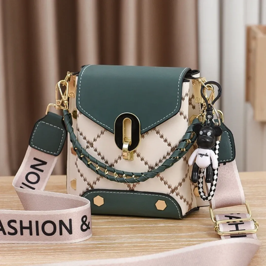 Sac à Main Décontracté Chic – Design Tendance avec Sangle Large et Porte-Clé Ourson